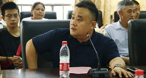 c992c40725b6401aa43a7441c266322b.jpg 潘爱民为新生及家长介绍永利y6809情况.jpg