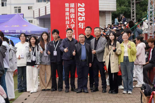 老师学生合影.png